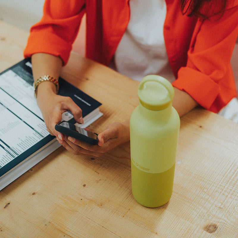 daily-on-the-go-set-p2 20oz_rise_classic_insulated_bottle_acacia_worker_phone_square.jpg