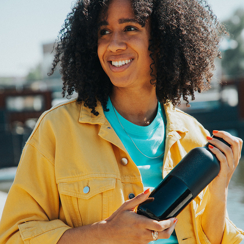 daily-on-the-go-set-p2 20oz_rise_classic_insulated_bottle_black_woman_smile_square.jpg